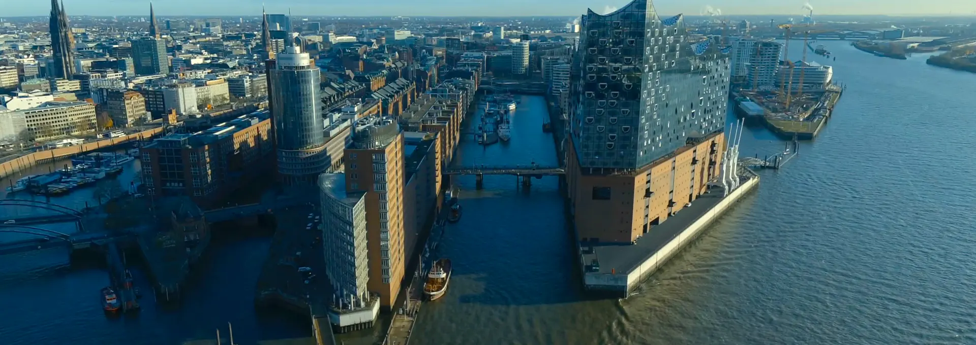 Luftaufnahme von Hamburg: Elbphilharmonie, Speicherstadt und Elbe